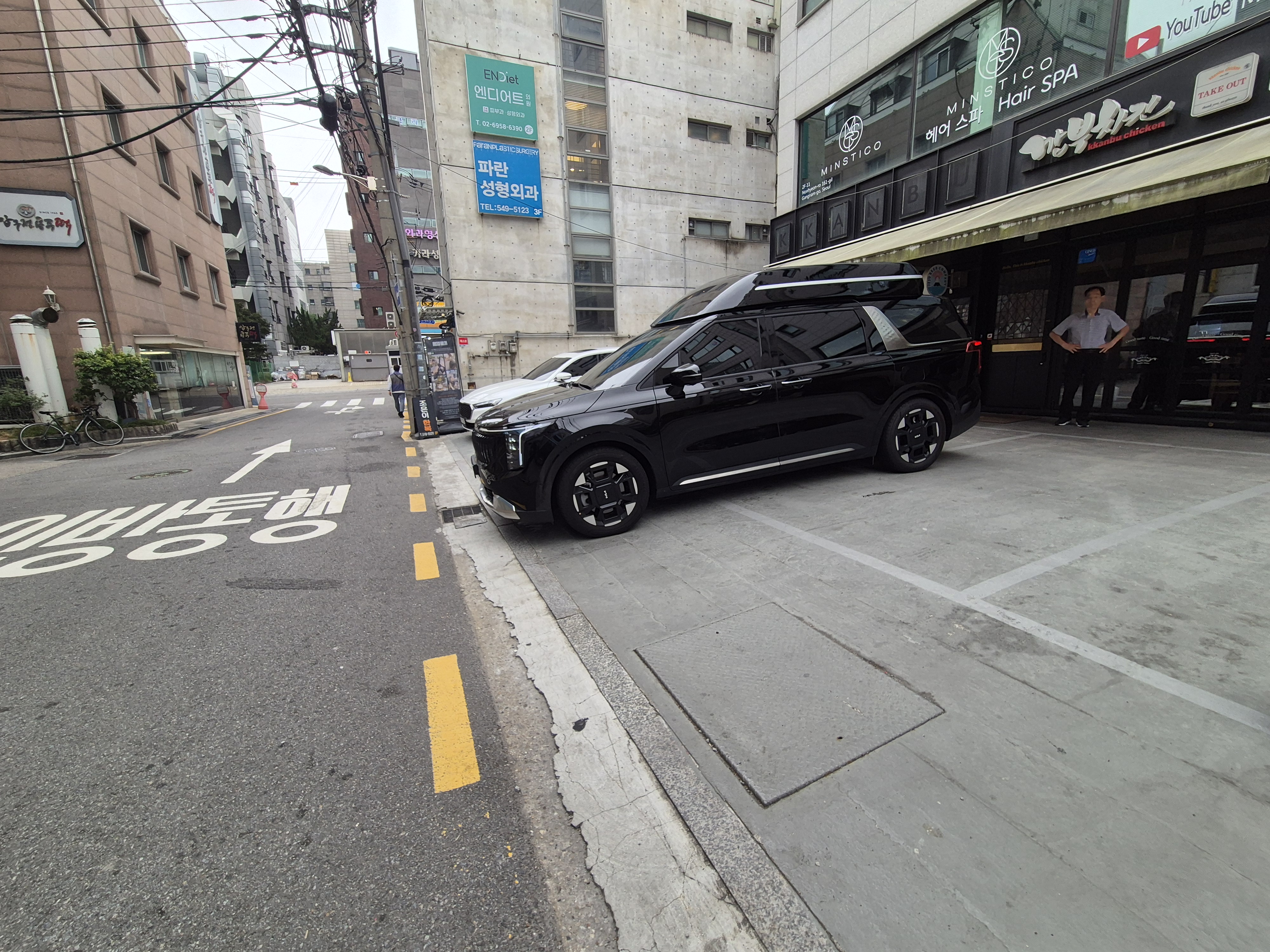 기사포함렌트카로 외국인 관광객이 서울 시내 투어를 즐기는 장면