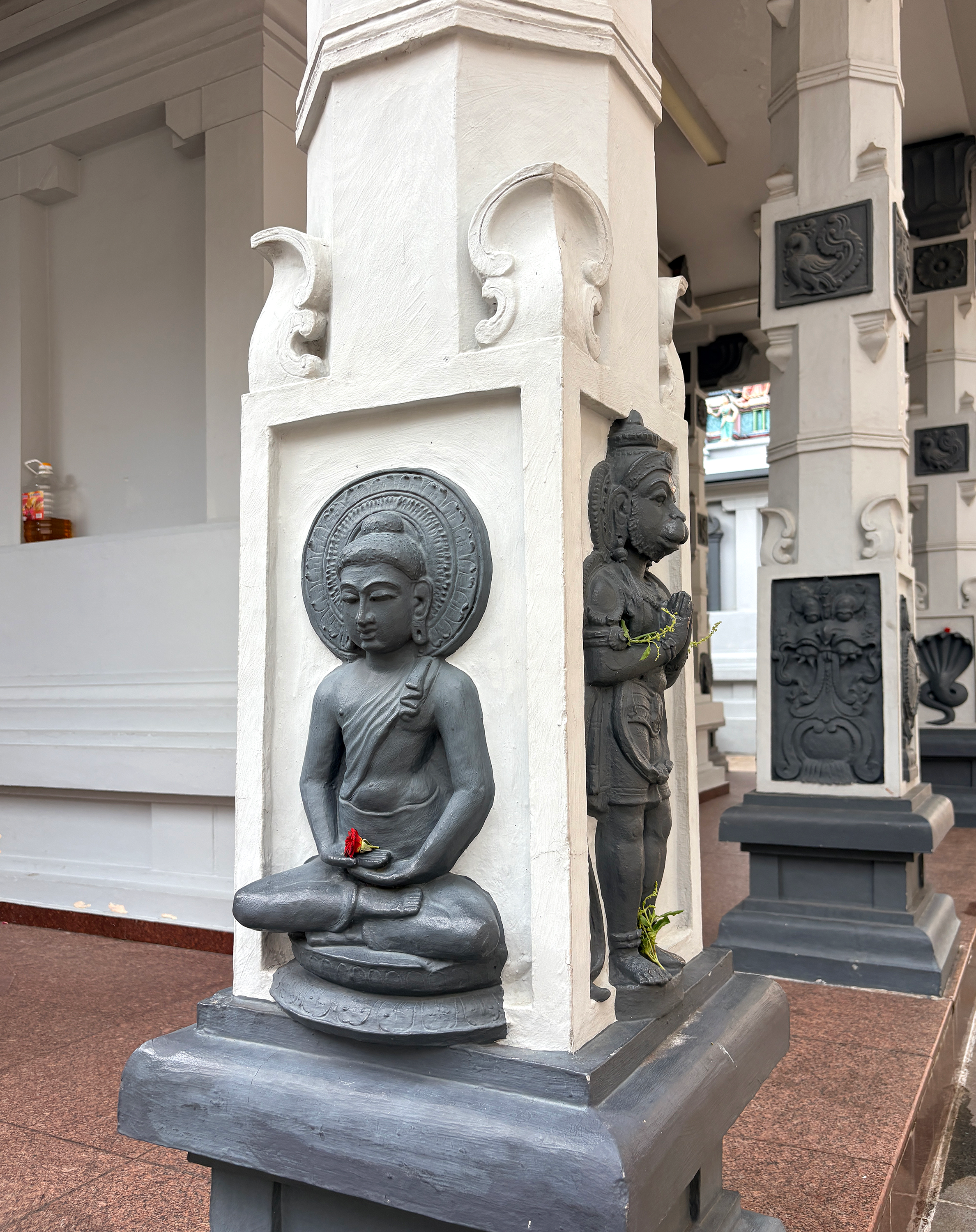 수행하는 부처 (Buddha)와 헌신하는 하누만(Hanuman)