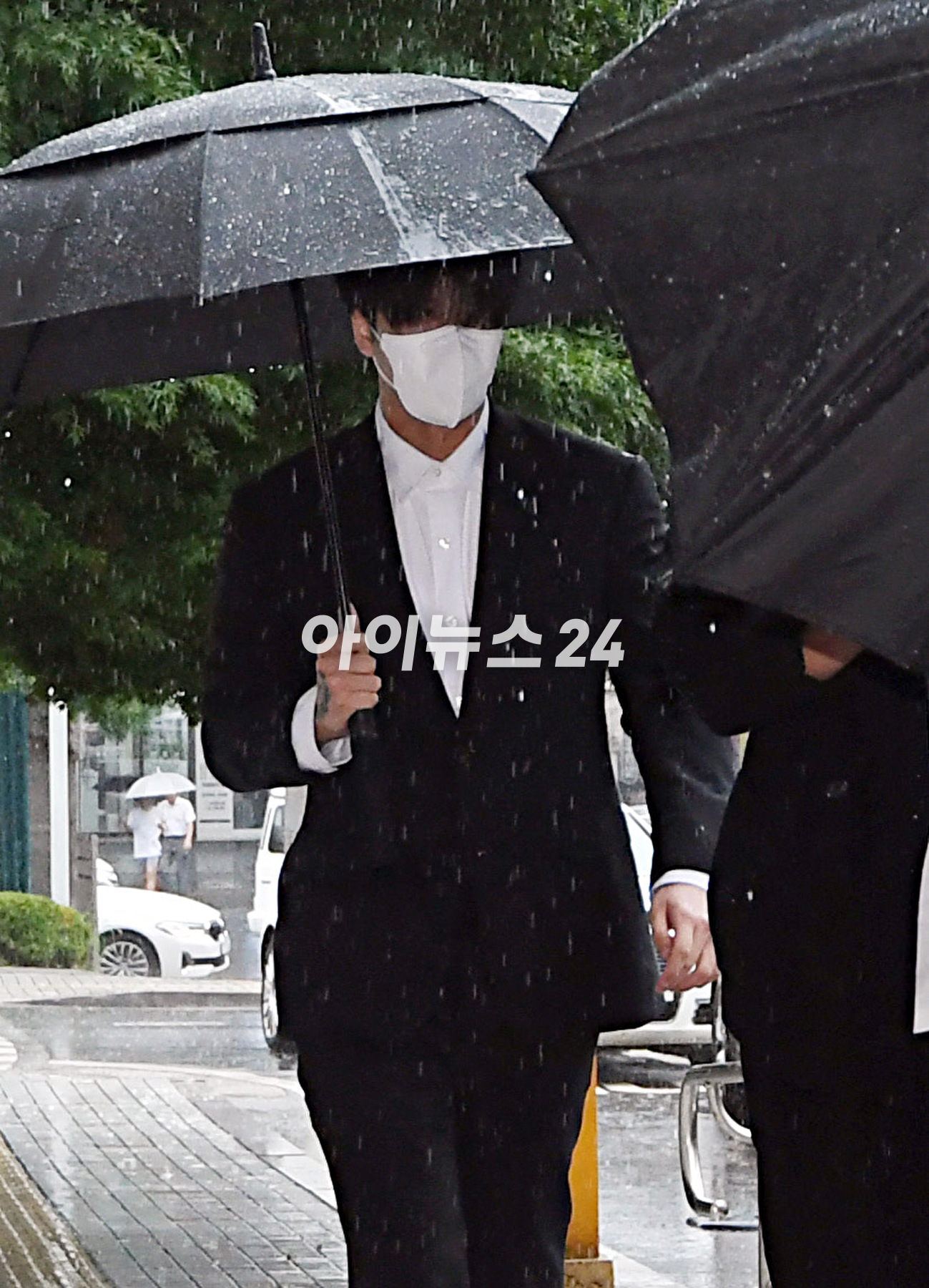 병역 비리 혐의로 재판에 넘겨진 래퍼 라비(본명 김원식)가 10일 오후 서울남부지방법원에서 열린 병역법 위반 등 혐의 1심 선고 기일에 출석하고 있다. [사진=정소희 기자]