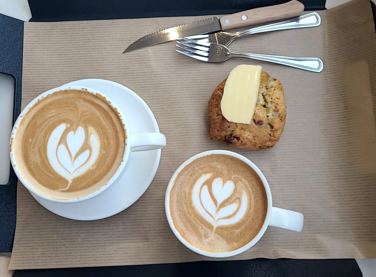 테이블위-라떼와-바닐라라떼-유자스콘