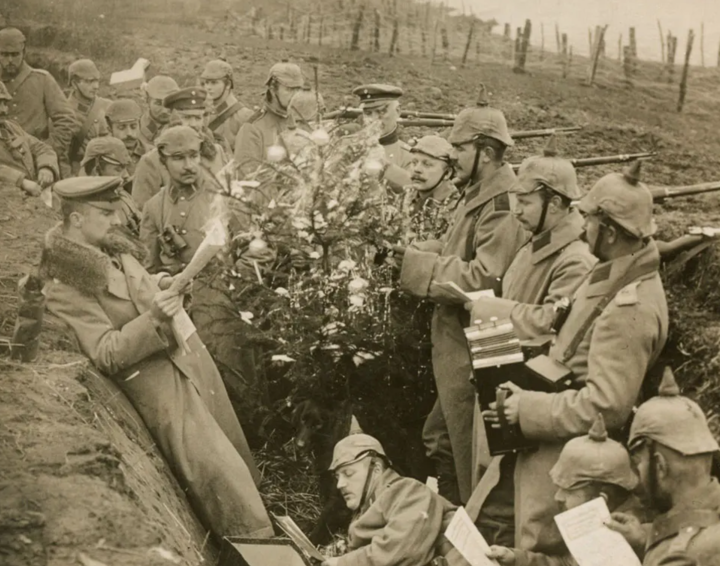 참호에 트리를 꽂고 성탄절을 기념하는 독일 제국 병사들(출처: 브리태니커)