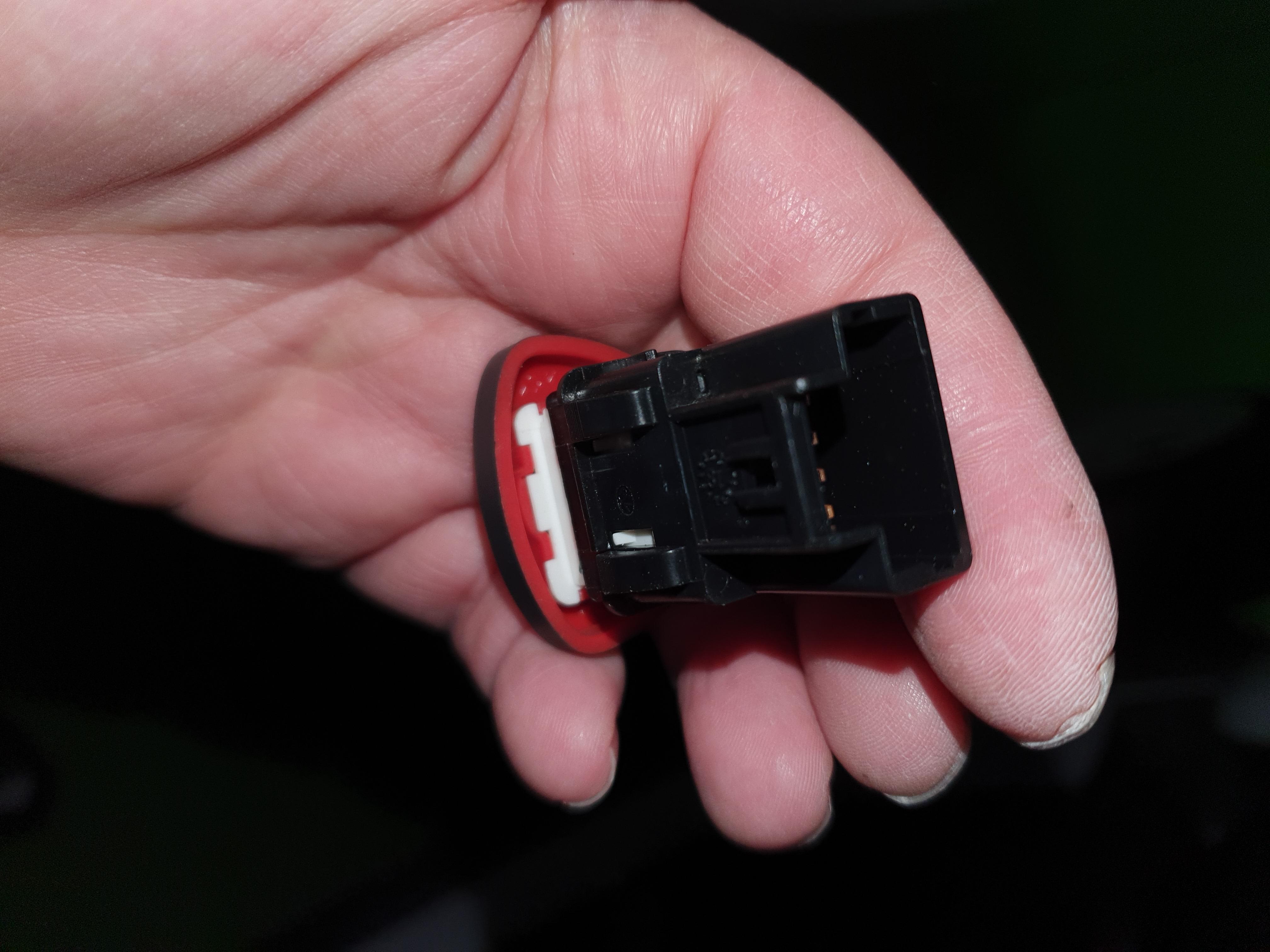 트위지 비상등 스위치 모양2 뒷면