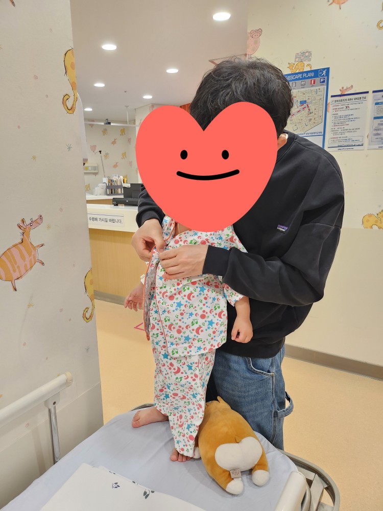 옷을 갈아입는 아이