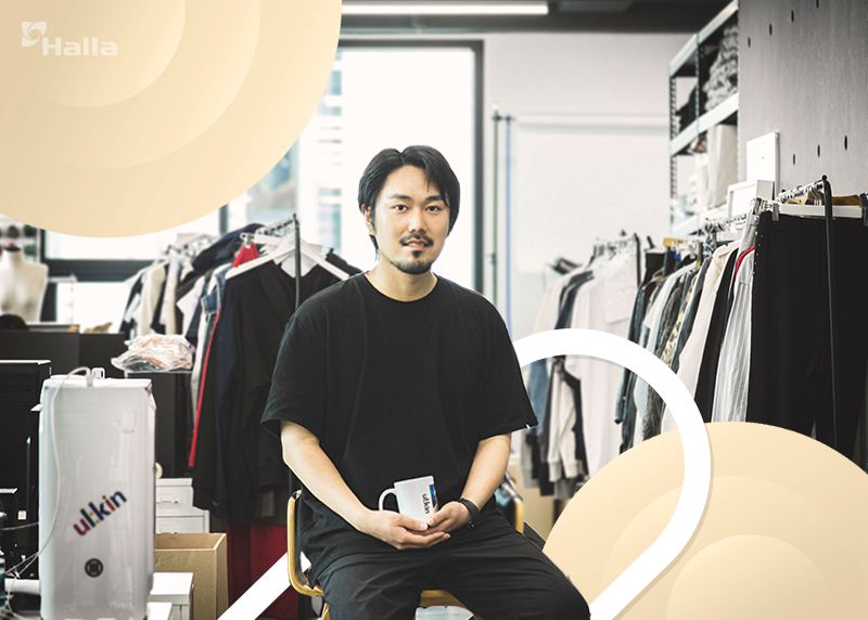 카메라를 보며 포즈를 취하는 이성동 디자이너