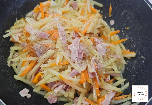 감자채볶음-후추와 통깨 뿌려서 마무리하기