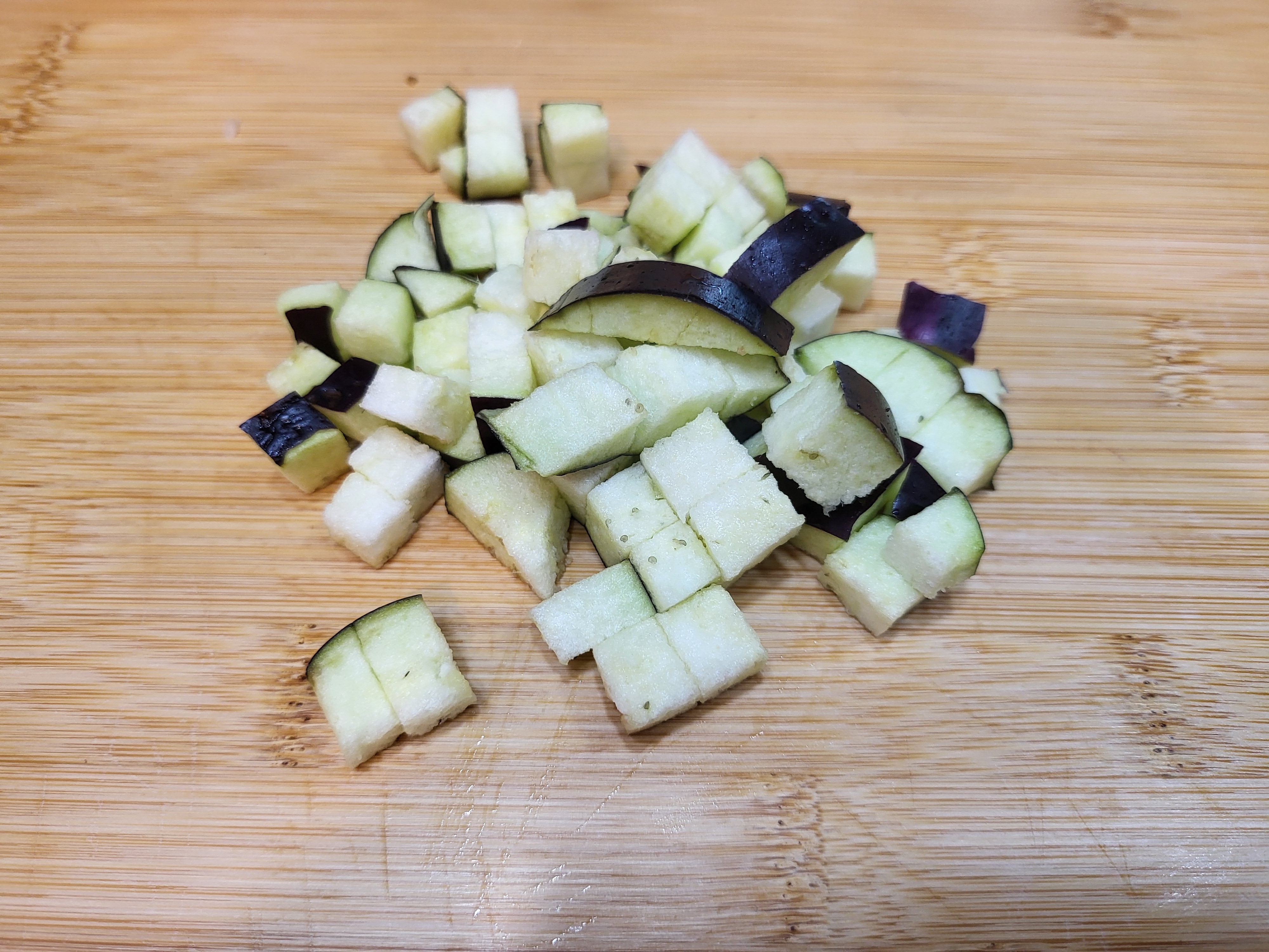 가지 사방 1cm로 썰기