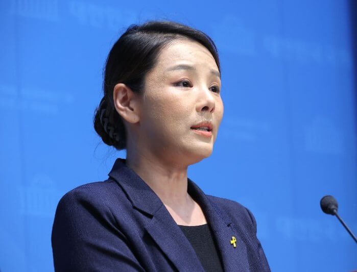 기자 회견하는 강미정 전 대변인