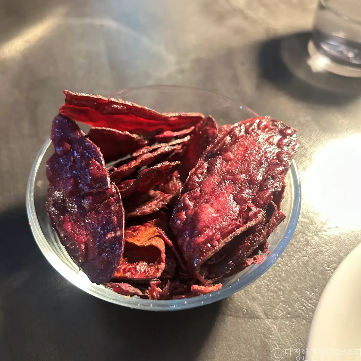 홍대-합정-상수-술집-추천-맛집-추천-토끼-다이닝-기본-안주-자색-고구마-칩