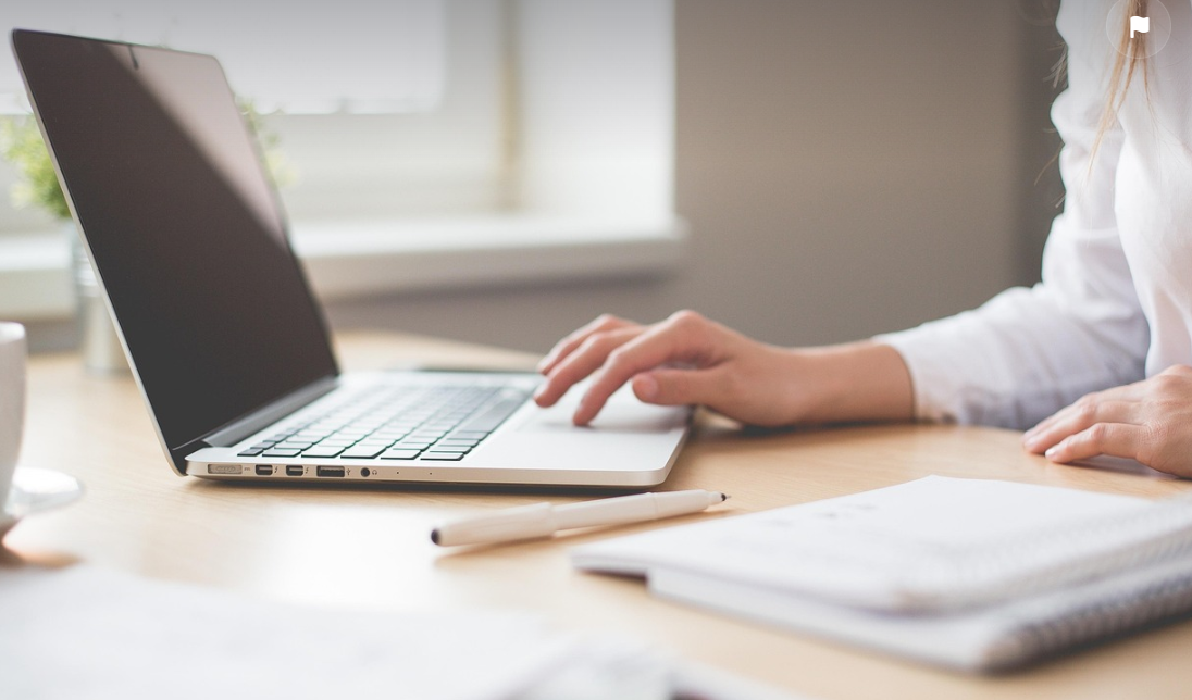 컴퓨터작업하는 여성 사진