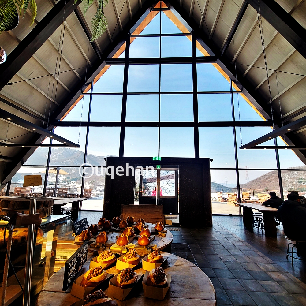 픽업대에서 바라본 럿지의 출입문이다.