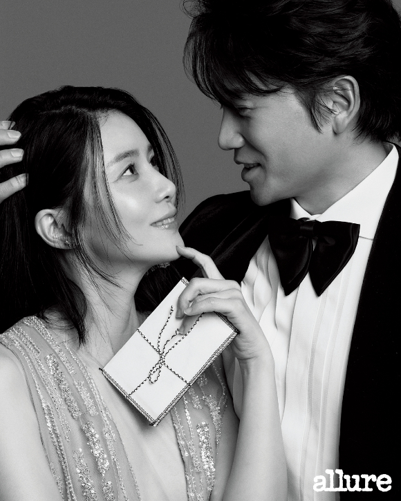 배우 이보영&amp;#44; 지성 부부가 결혼 10주년을 맞아 커플 화보 촬영에서 포즈를 취하고 있다. [사진=얼루어 코리아]