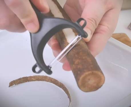 채칼로 껍질 자르기