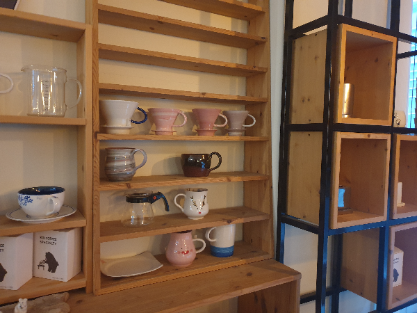 다양한 드리퍼퍼오 컵이 진열되어 있다.