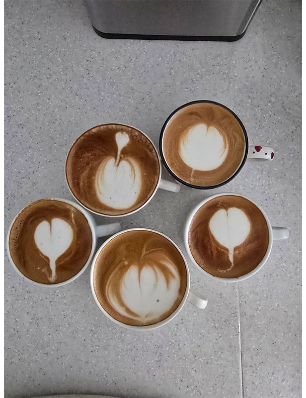 컵마다 무늬와 라인 차이가 보이는 연습 기록.