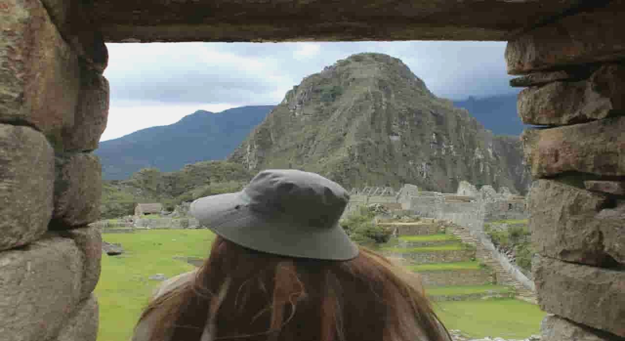 돌문 사이로 마추픽추 전경을 바라보는 여행자의 뒷모습이다. [ⓒpexels_Ronny Zabala]