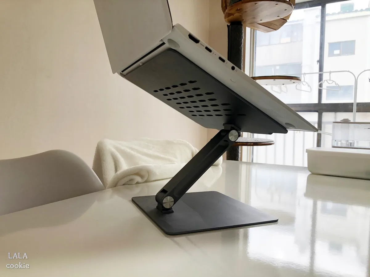 노트북-거치대-추천-고정력-노트북을-올린-모습
