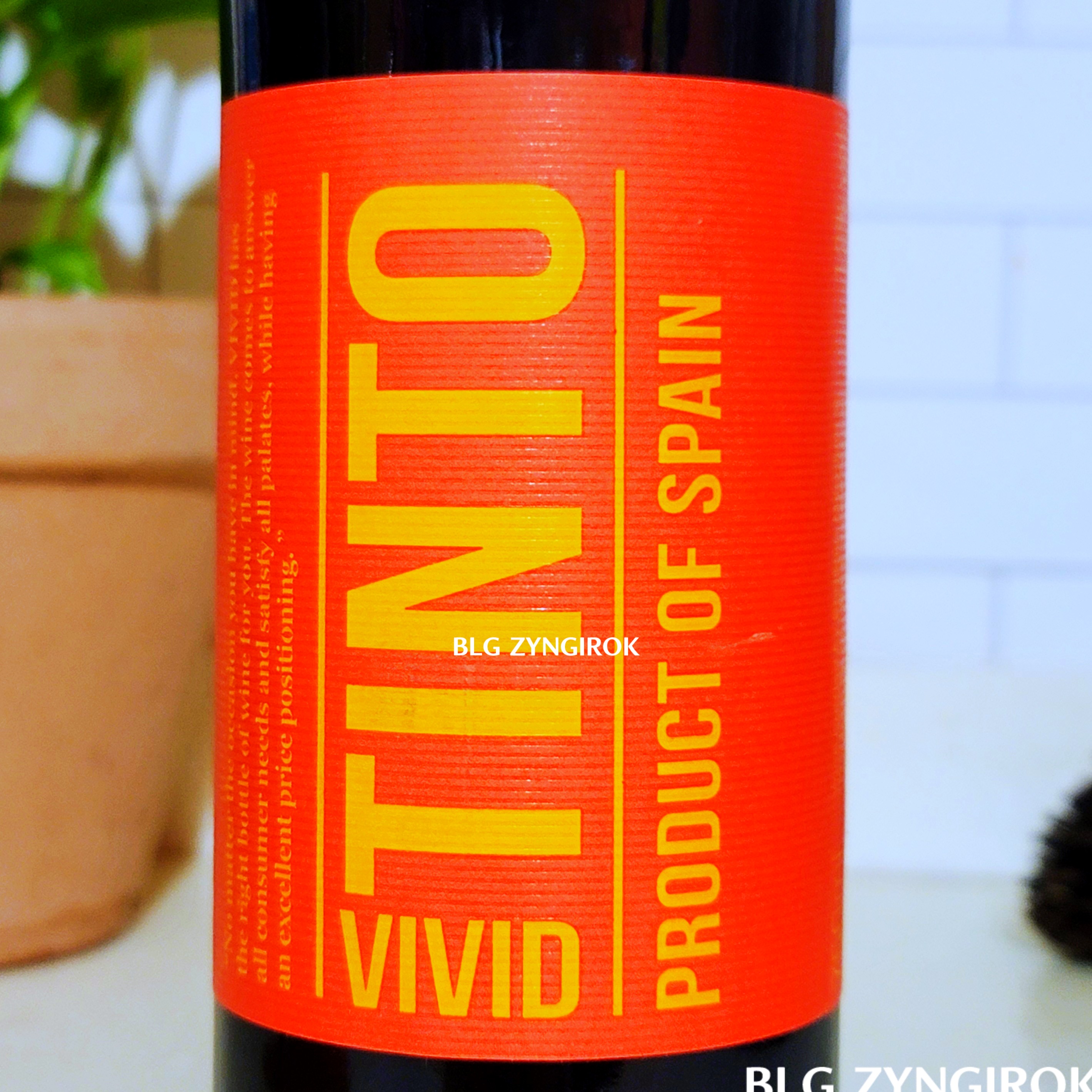 노브랜드-와인-틴토-비비드의-표지이다.-빨간-배경에-노란-볼드-글씨들이-쓰여있다.