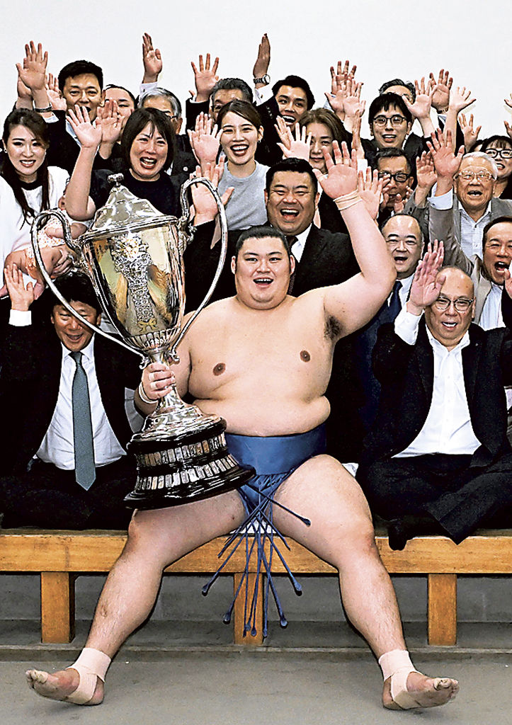 우승을 자축하는 24세 오오노사토