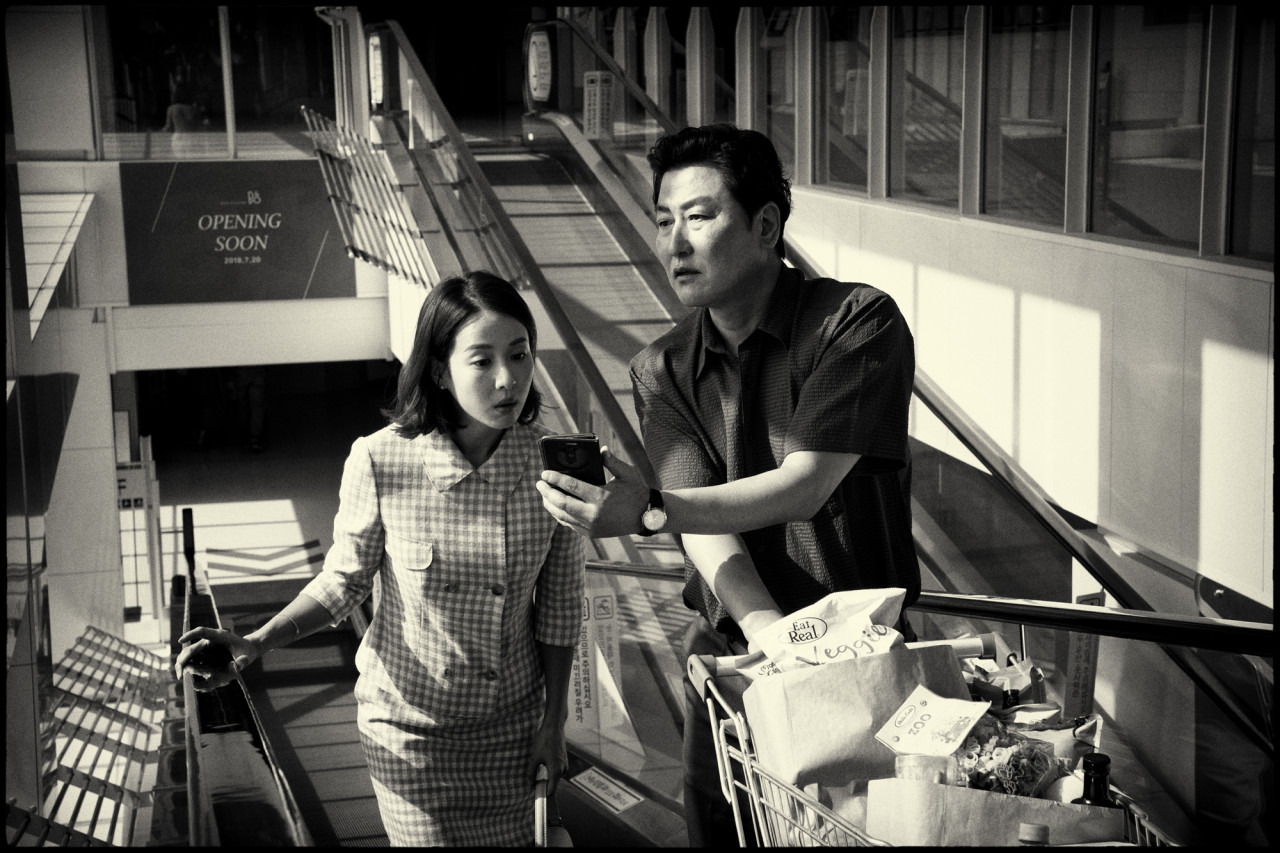 ‘기생충’의 계급 은유, 공간 연출, 가족의 양면성