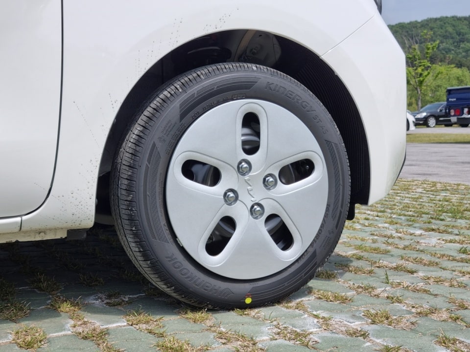 더 뉴 기아 레이의 14인치 휠 타이어입니다.