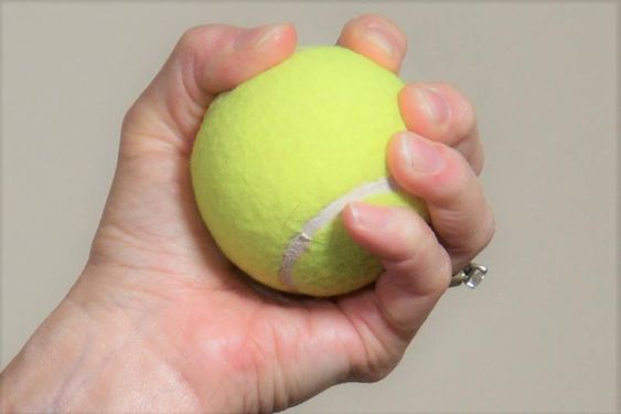 테니스공으로-연습하는-모습