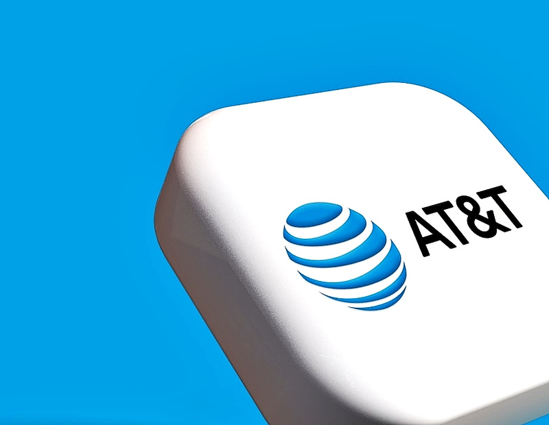 파란-바탕화면에-AT-T-로고와-글씨가-하얀색-사각블럭에-인쇄되어-있다.