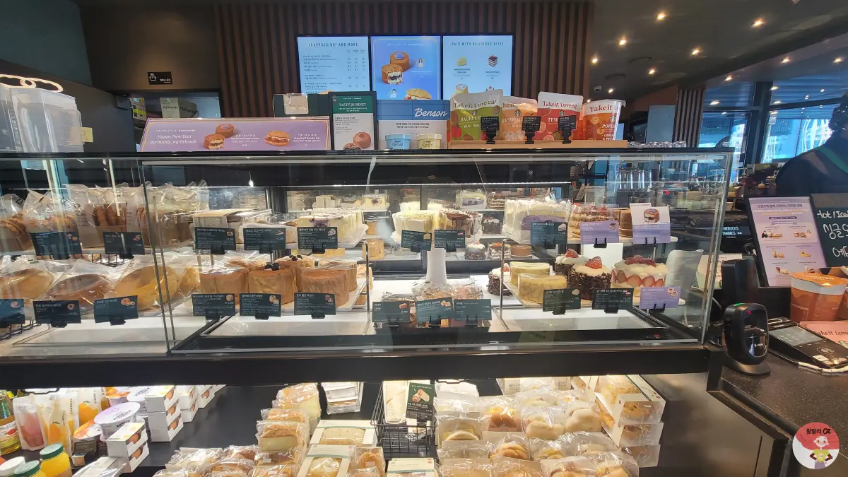 경기-남양주-스타벅스-다산DT점-1층-매장-진열대와-디지털-메뉴판