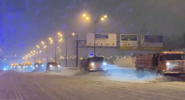 러시아에폭설로인하여제설차수십대가줄지어도로에쌓이눈을치우는사진