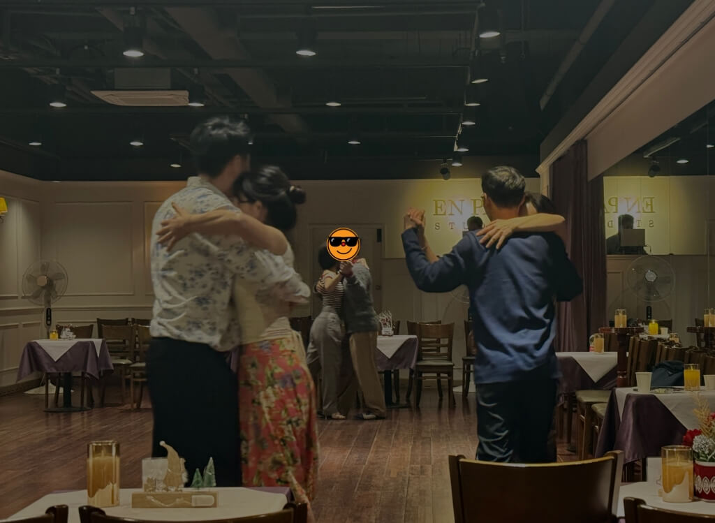 밀롱가에서 춤추는 커플