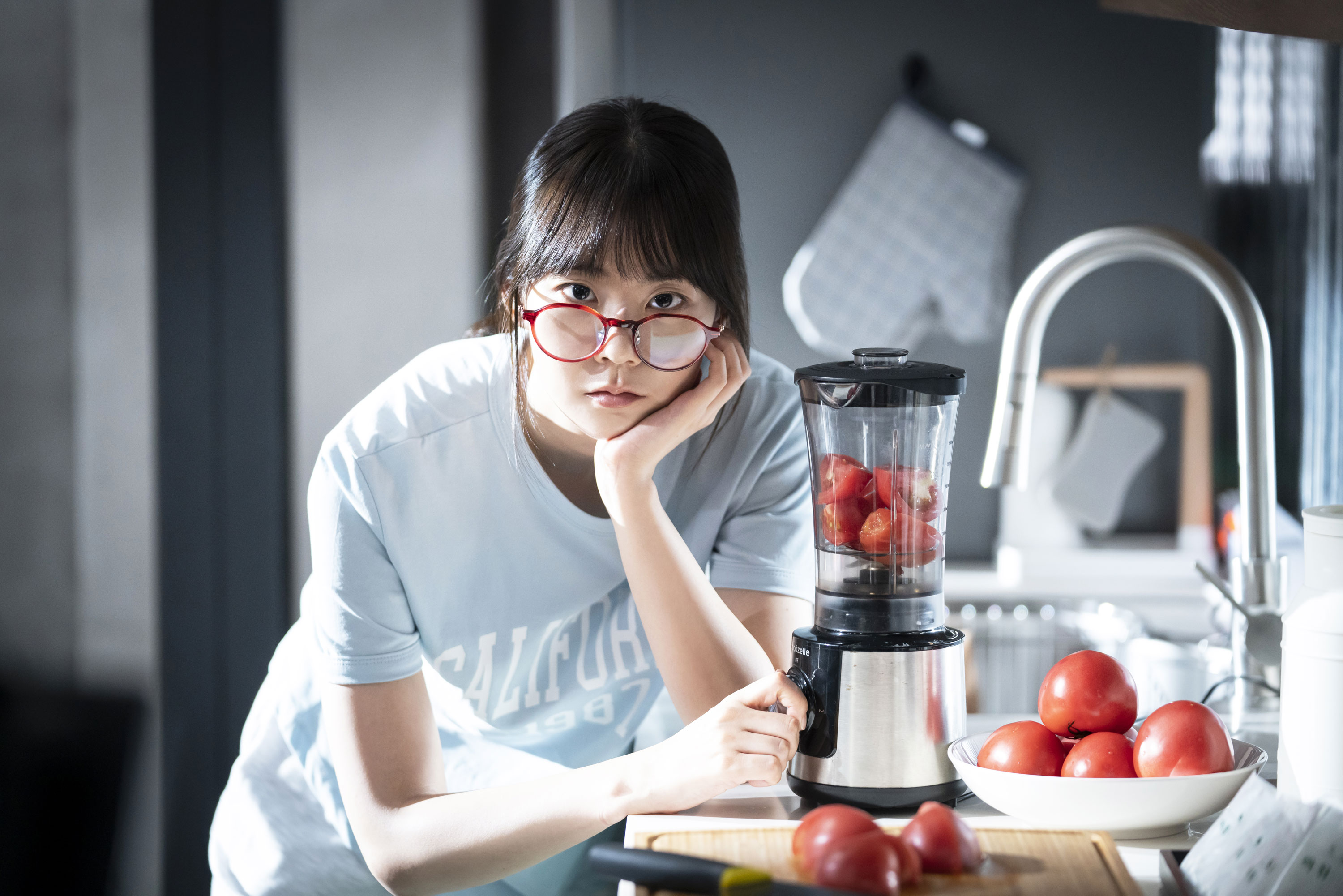 토마토 쥬스를 하는 한승연