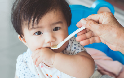 이유식을 먹는 아기