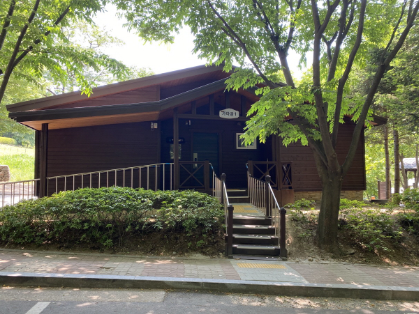 용인 자연휴양림 예약 캠핑장 카라반 계곡 짚라인 야영데크 몽골 핀란드