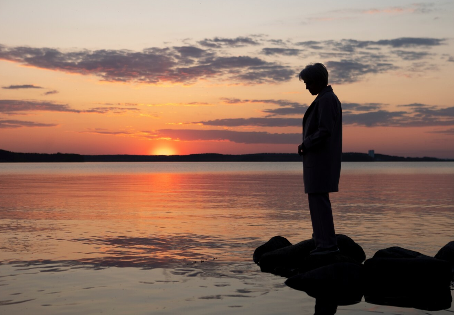 평온한 자연 풍경과 명상하는 사람의 실루엣
