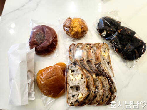 하남 나룰빵집 포장된 빵과 구입한 다양한 제품