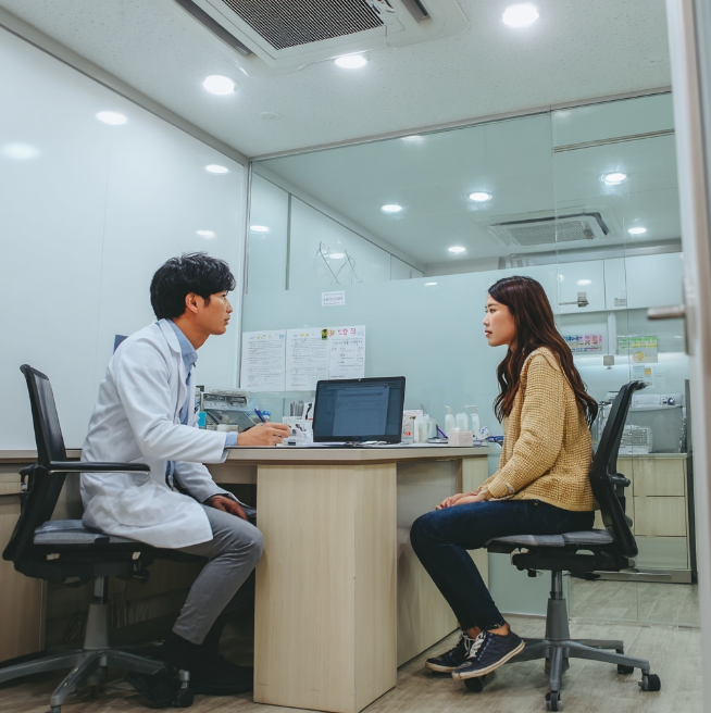 의사와 증세 상담중