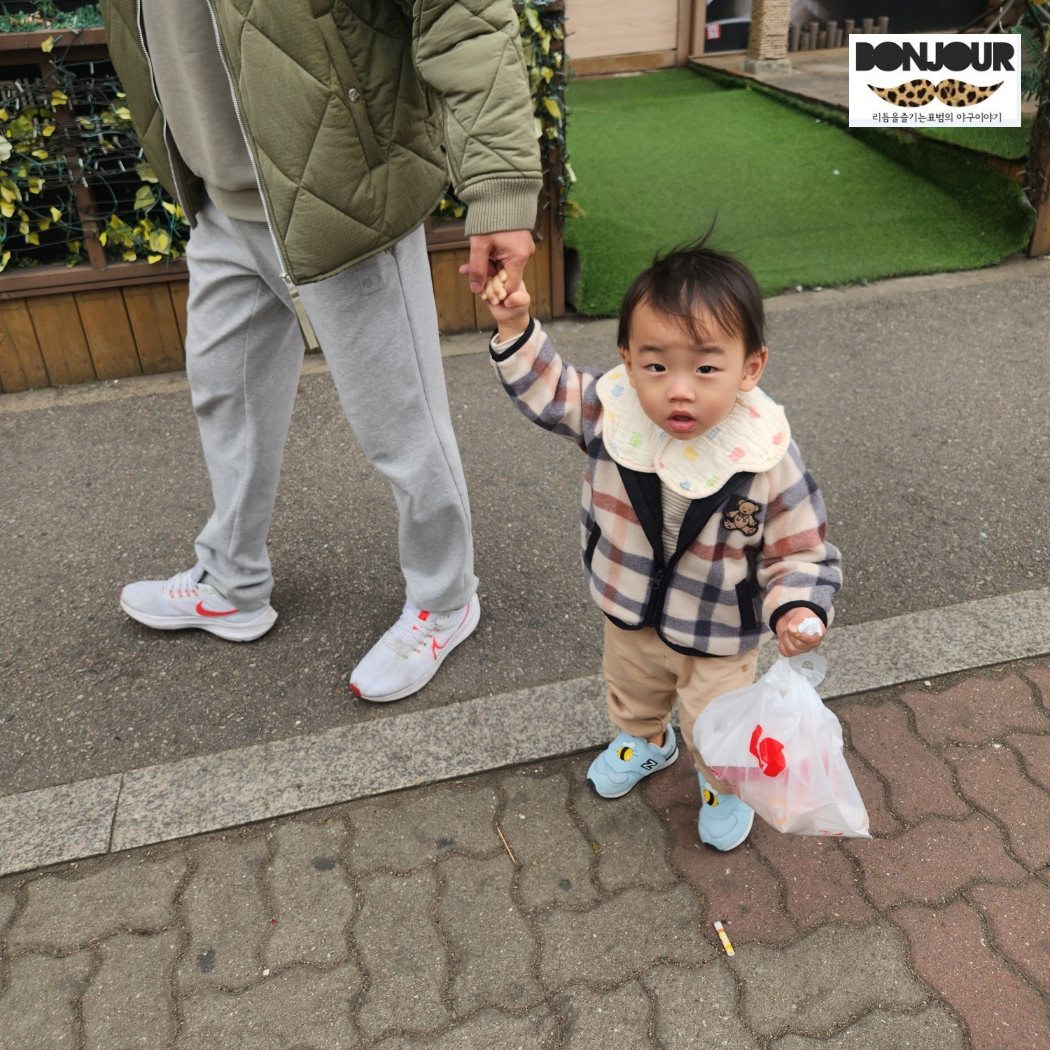 짐을 들어주는 아기가된 19개월 아들