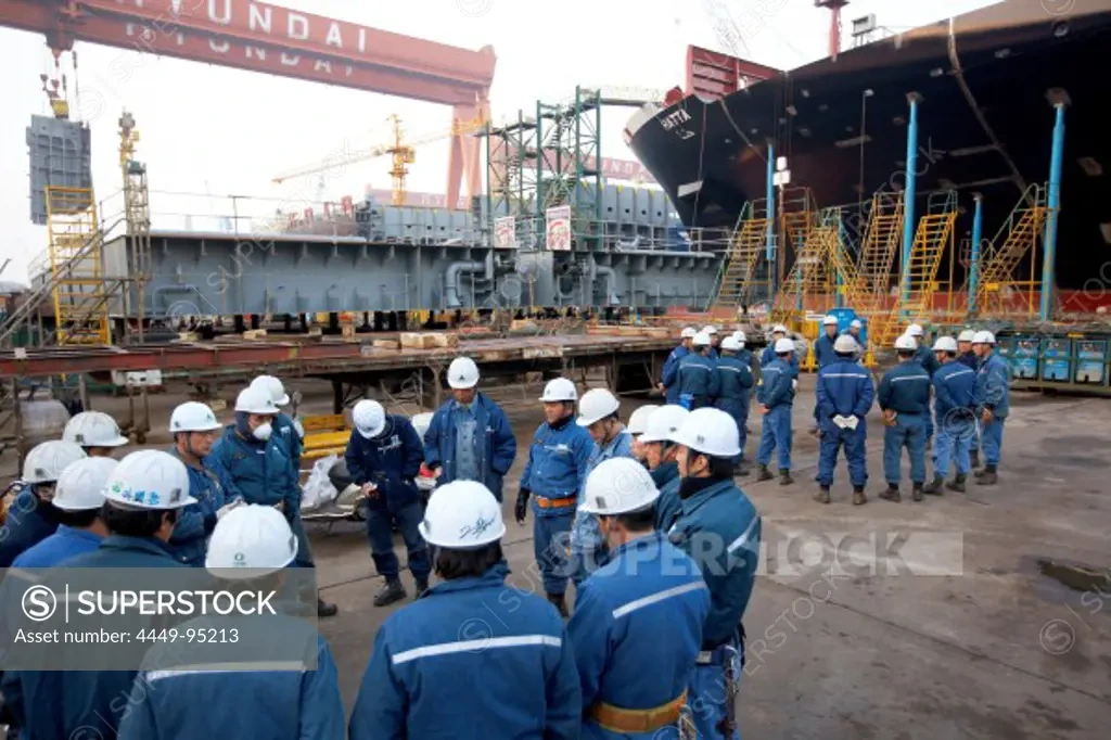 조선소와 근로자들의 사진