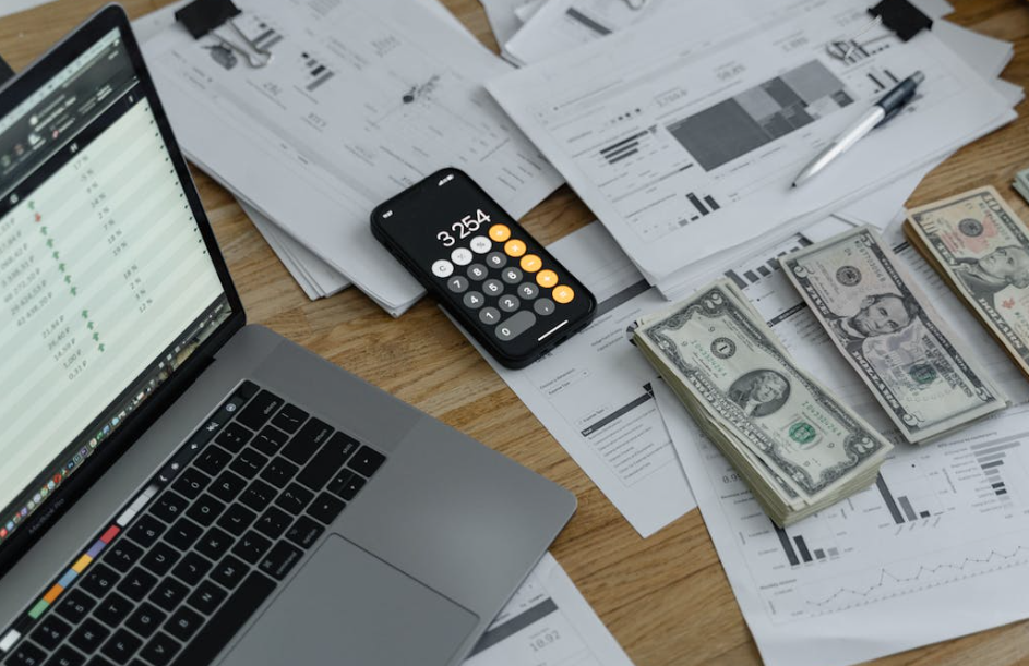 노트북과 계산기 그리고 달러