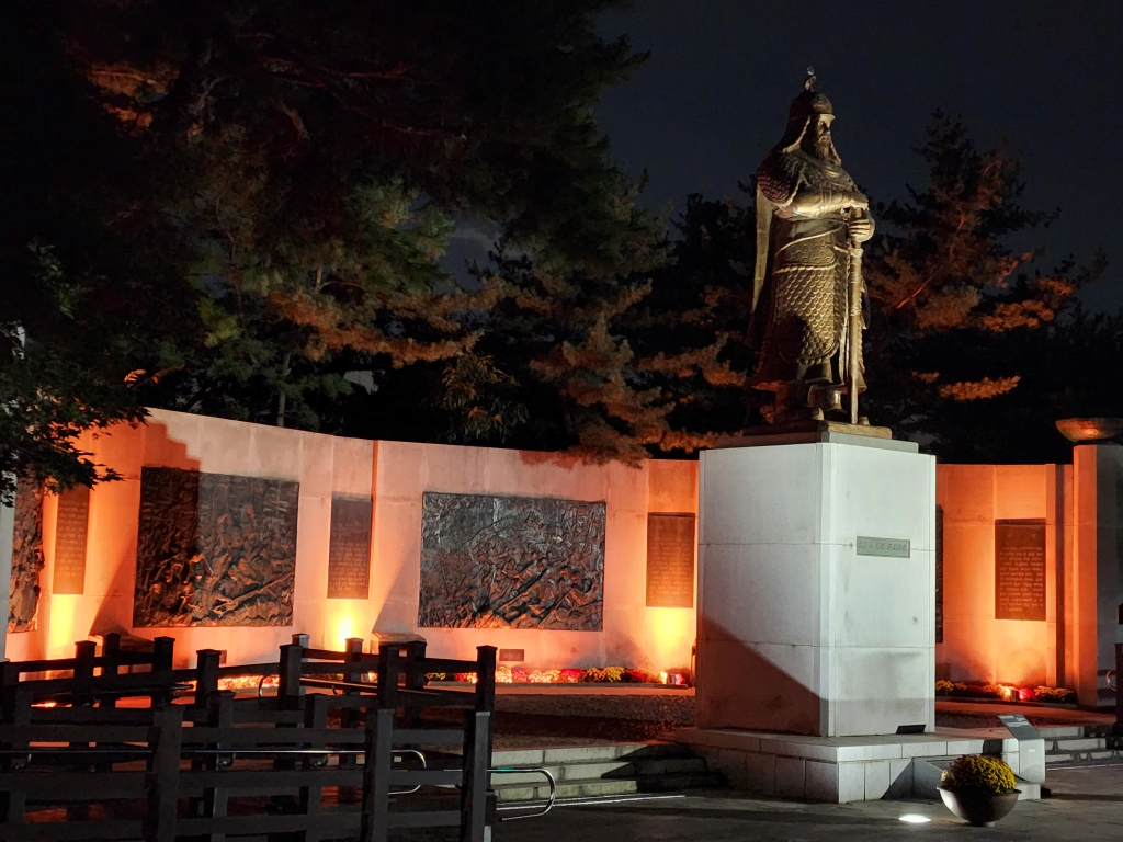야간에 다시 찾은 권율 장군상