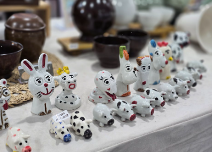 실용적인 액서서리 유기 작품도 전시