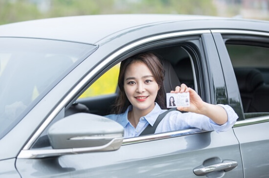 갱신하고 나오는 여성의 모습