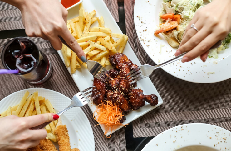 음식을 먹는 여성들