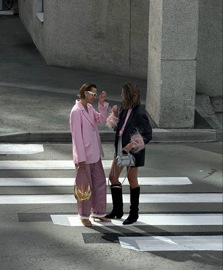 유럽 거리의 여성 패션 사진