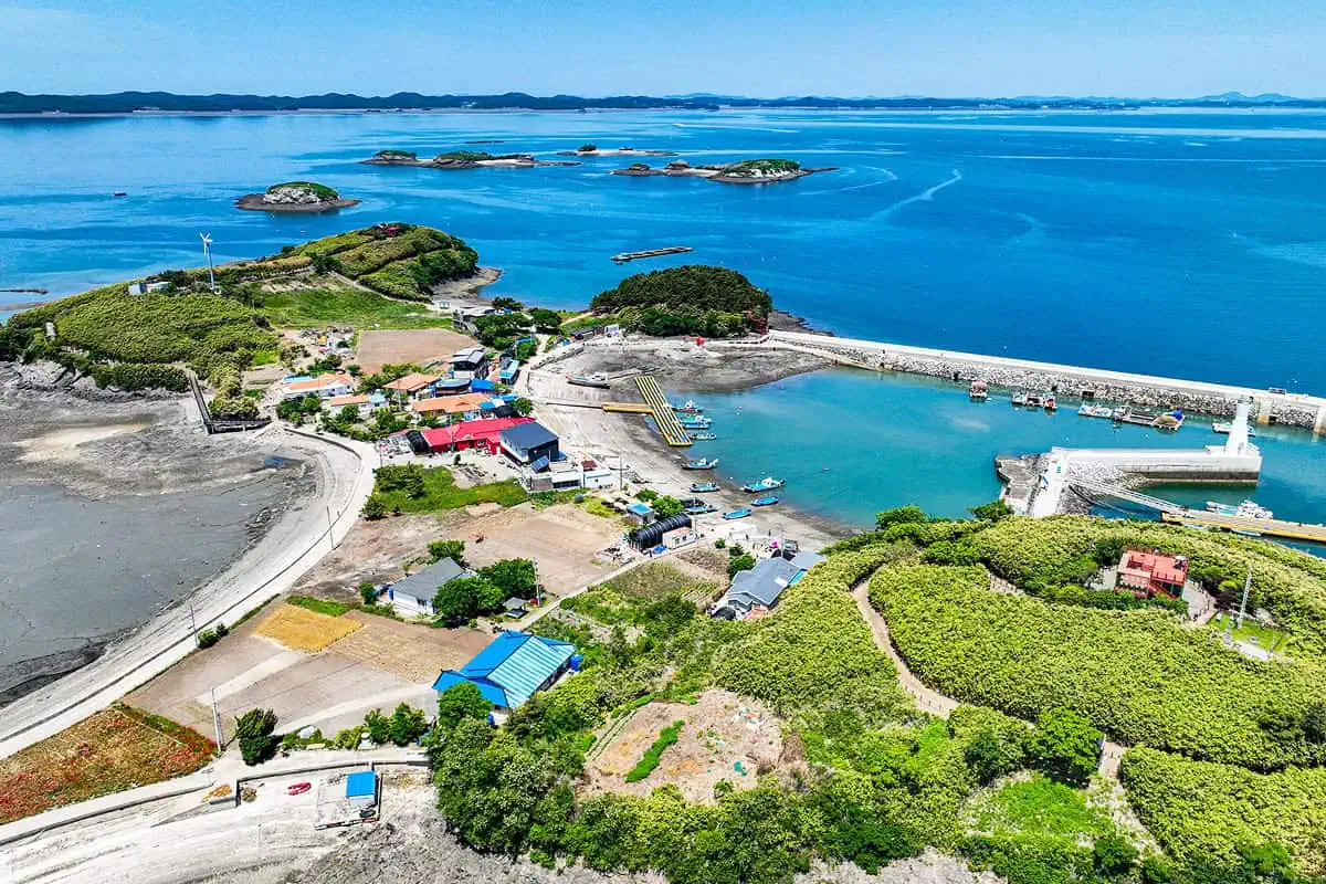 죽도항과 민박집 전경