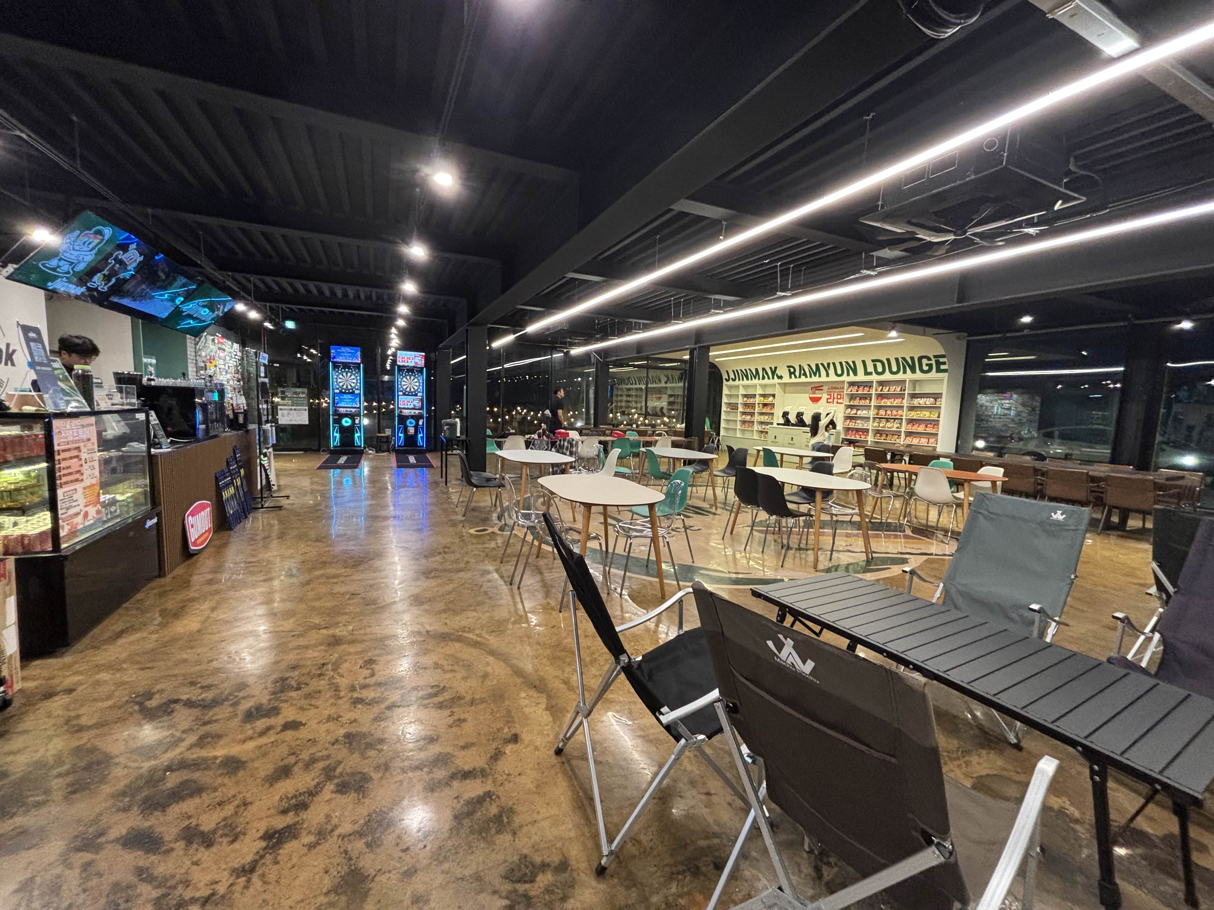 카페 찐막 김포라운지점 내부