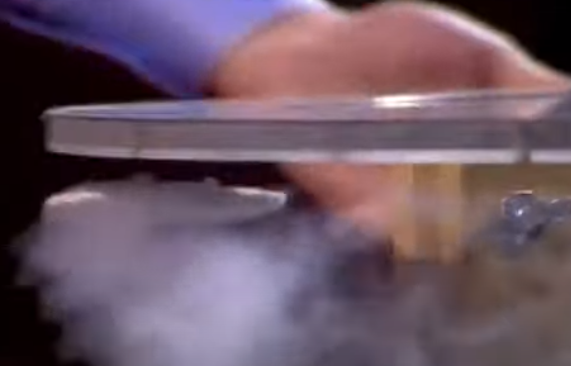 레일-아래-원반형-금속이-공간을-두고-매달려있다