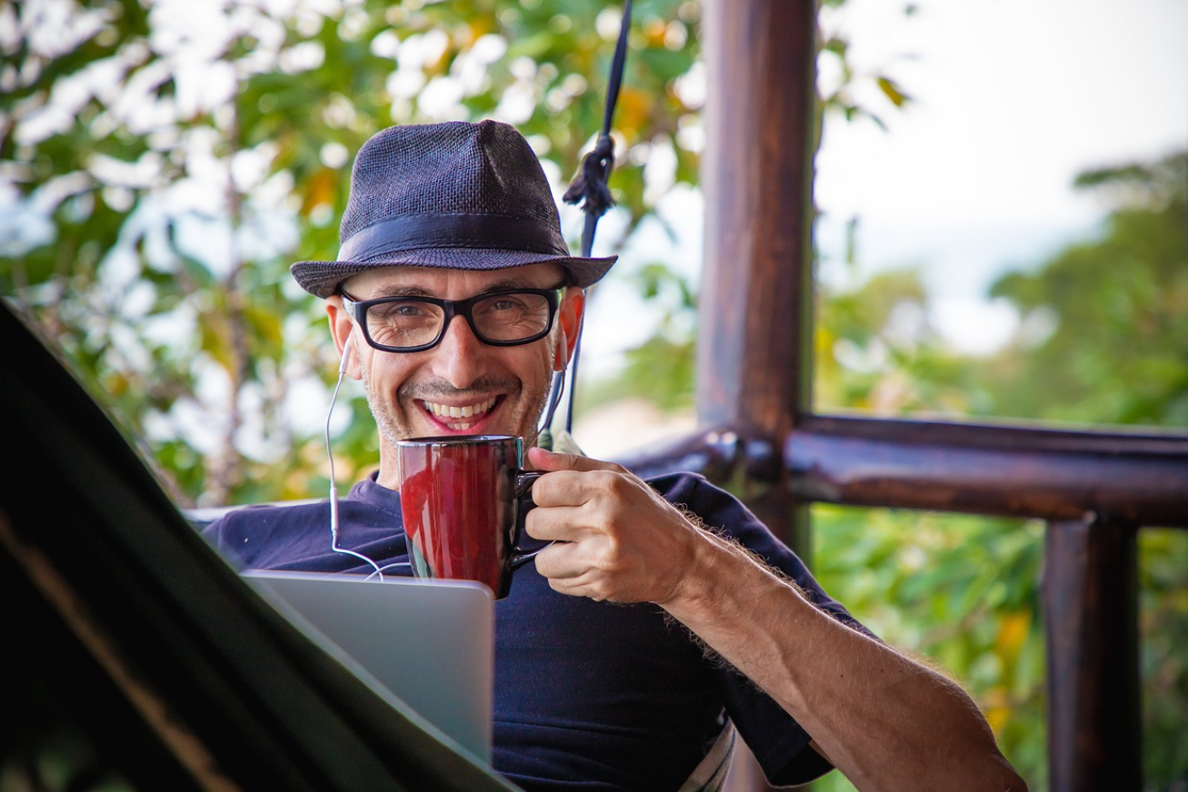 디지털 노마드의 심리학: 장소에 얽매이지 않는 삶이 정신 건강에 미치는 영향