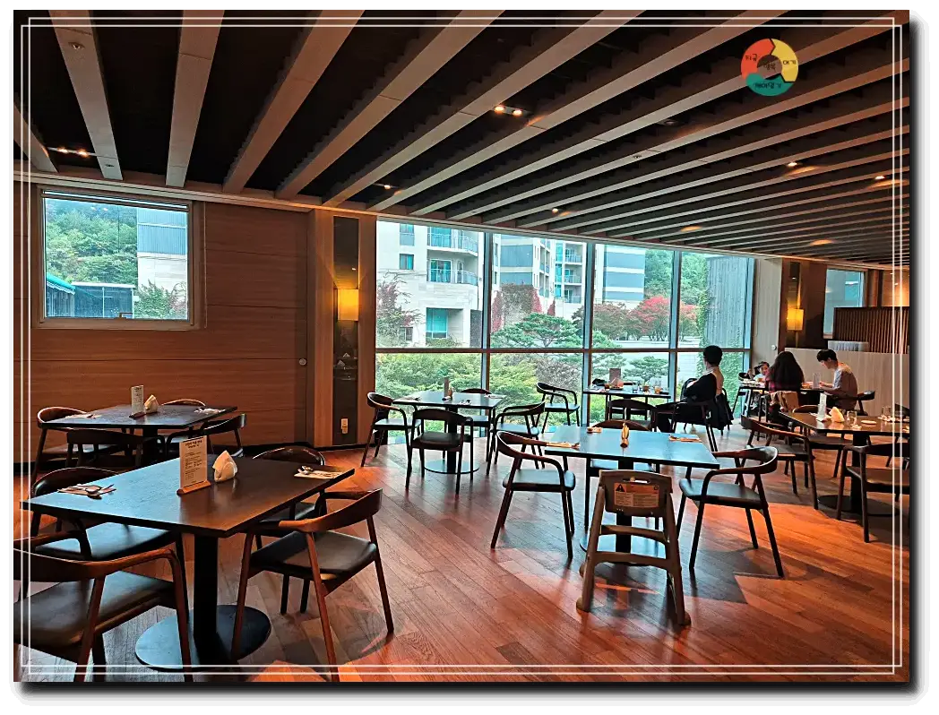 미라시아_이용시간-테이블-통창-가을단풍