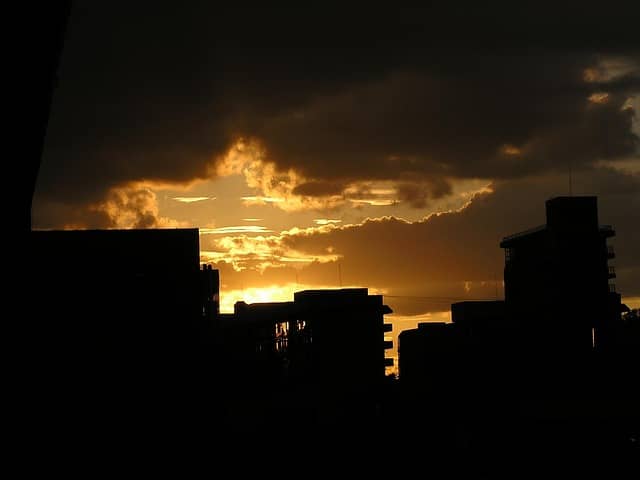 저녁노을이 주는 심리적 안정감 — 색채와 시간의 공간심리학