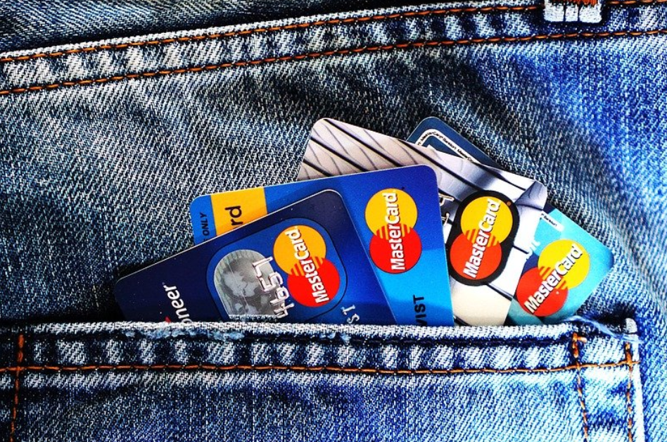 청바지 뒷주머니에 카드 네장이 들어있다.
